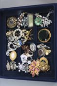 A TRAY OF MIXED BROOCHES