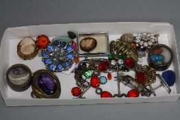 A COLLECTION OF COSTUME JEWELLERY, to include various gold plated early 20th Century brooches, loose