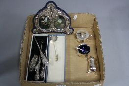 A MID 20TH CENTURY THREE PIECE SILVER CRUET SET, wavy rims, blue glass liners, cabriole feet,