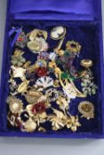 A LARGE NUMBER OF MIXED BROOCHES