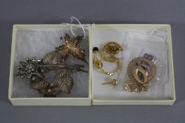 A COLLECTION OF GOLD JEWELLERY IN TWO BOXES, to include 9ct gold Sovereign brooch mount, fancy cut