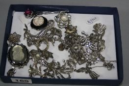 A TRAY OF MIXED SILVER JEWELLERY, etc