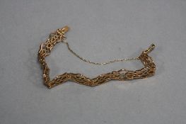 AN EARLY - MID 20TH CENTURY GATE BRACELET, measuring approximately 200mm in length, fitted to a