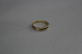 A 9CT FIVE STONE EMERALD HALF ETERNITY RING, ring size O
