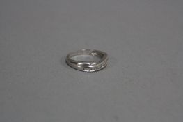 A 9CT WHITE GOLD DIAMOND RING, ring size O