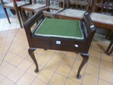 AN EARLY 20TH CENTURY MAHOGANY PIANO STOOL (sd)