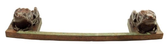 An elm bowfront fender, the ends each with a detachable carved model of a frog, the front inset a