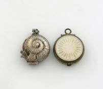 A unmarked vinaigrette, modelled as a snail, pierced cover, the inside engraved with a butterfly and