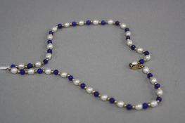 A MODERN LAPIS LAZULI AND FRESH WATER CULTURED PEARL NECKLACE, measuring approximately 410mm in