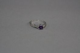 A 9CT WHITE GOLD AMETHYST HEART RING, ring size M