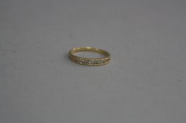AN 18CT HALF ETERNITY DIAMOND RING, ring size N