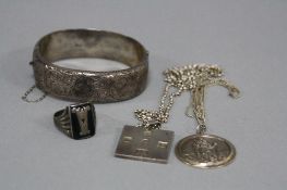 A COLLECTION OF SILVER JEWELLERY, to include an oval hinged half engraved silver bangle,