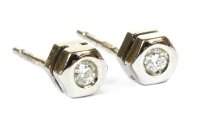 A PAIR OF 18CT WHITE GOLD SINGLE STONE DIAMOND STUD EARRINGS