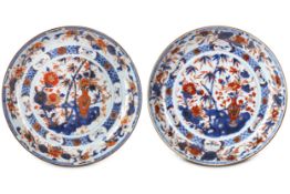 A NEAR PAIR OF CHINESE IMARI DISHES. Qing Dynasty, Kangxi period. Each painted to the centre with