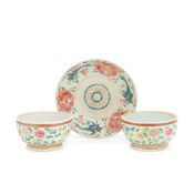 Two Chinese porcelain famille rose bowls and a Swatow charger 17th to 19th century (3)