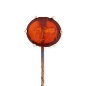 NO RESERVE - AN ANTIQUE CARNELIAN INTAGLIO STICK / TIE PIN in yellow gold, set with a carnelian