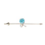 NO RESERVE - A VINTAGE BLUE ZIRCON AND PEARL FLOWER BROOCH in 9ct white gold, designed as a flower