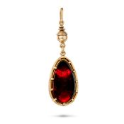NO RESERVE - AN ANTIQUE VICTORIAN GARNET PENDANT in yellow gold, the pendant set to both sides